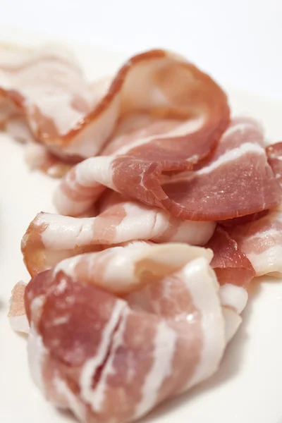 Fatias de bacon de porco cru — Fotografia de Stock