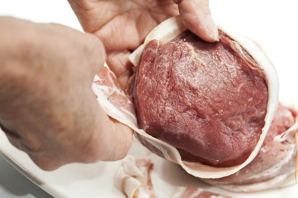 Medalhão de lombo de vaca envolvente com bacon de porco — Fotografia de Stock