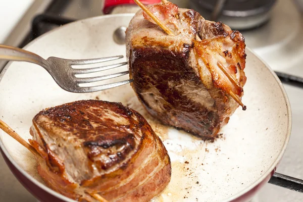 Médaillons de filet de bœuf à couver et à cuire — Photo