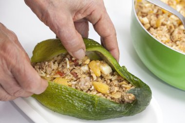 Doldurma salatalık doldurma