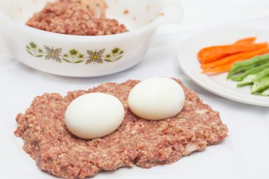 Hazırlama ve yumurta ve sebze doldurulmuş köfte doldurma
