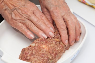 Çiğ yumurta ve sebze doldurulmuş köfte