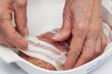 Pastırma ile çiğ yumurta ve sebze doldurulmuş köfte kapsayan