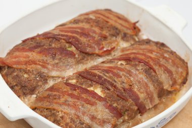 Pastırma ile kaplı pişmiş yumurta ve sebze doldurulmuş rulo köfte