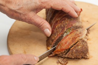 Yumurta ve sebze doldurulmuş köfte kesme