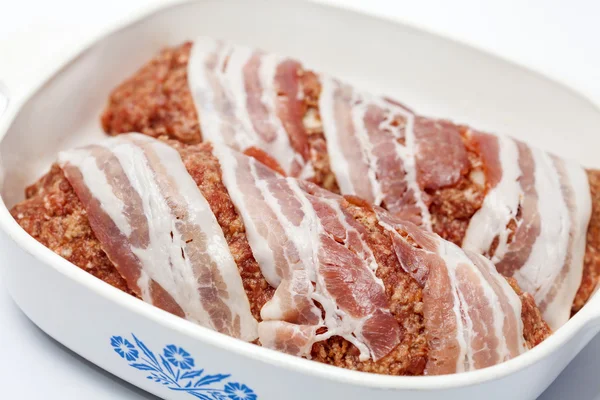 Ovo cru e legumes recheado rolo de carne coberto com bacon — Fotografia de Stock
