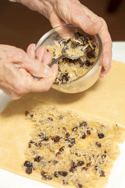 Remplissage de la pâte du cookie avec un mélange sucré de noix de coco — Photo