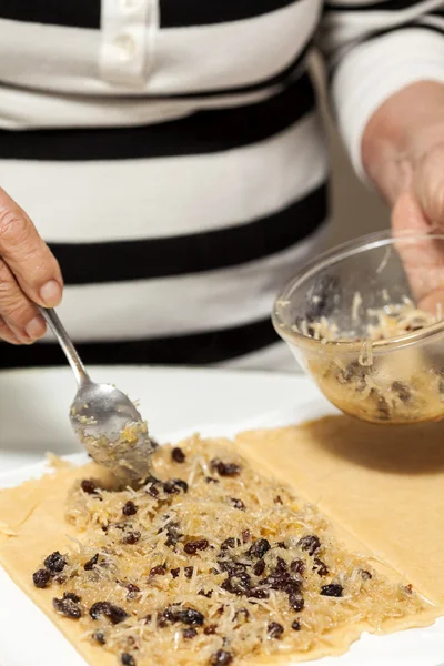 Наполнить тесто печенья сладкой смесью кокоса — стоковое фото