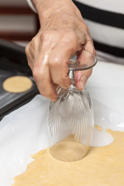 Використання склянки для вирізання закругленого печива — стокове фото