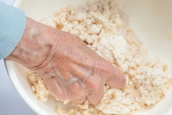 Pétrissage à la main de la pâte à pain de manioc colombien (Pandeyuca ) — Photo