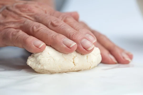 Moldar o pão de mandioca colombiano (Pandeyuca ) — Fotografia de Stock