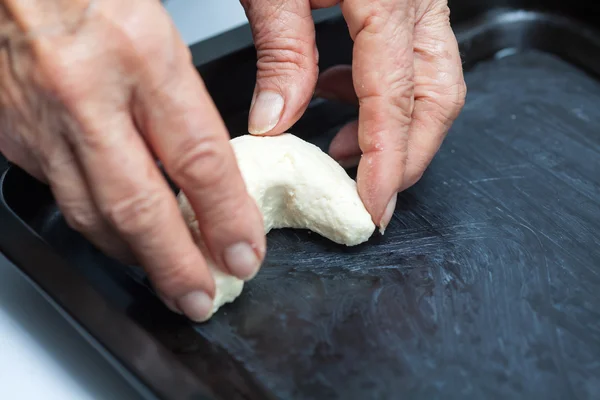 Vorm geven van Colombiaans cassave brood (Pandeyuca) op bakplaat — Stockfoto