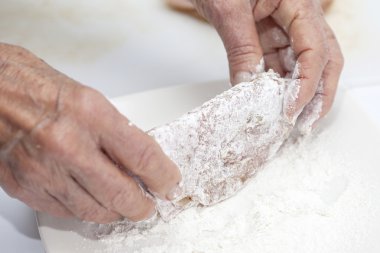 Bir cordon bleu - un ekleyerek breading