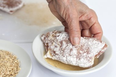 Bir cordon bleu breading - yumurta ekleme