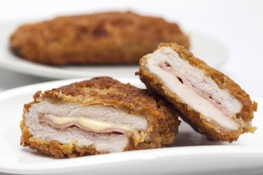 Cordon Bleu beyaz bir tabak içinde