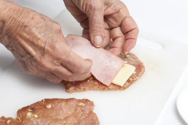 Llenar el lomo de cerdo con queso y jamón — Foto de Stock