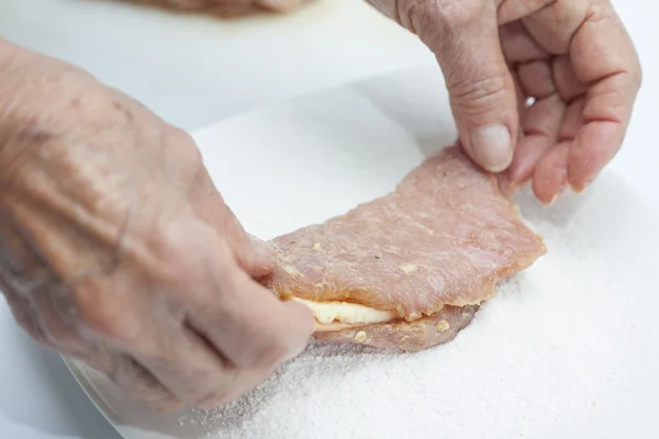 Llenar el lomo de cerdo con queso y jamón — Foto de Stock