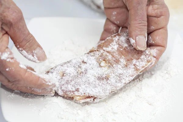 Panering en cordon bleu - att lägga till mjöl — Stockfoto