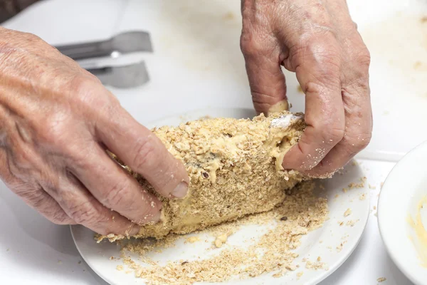 Panering en cordon bleu - att lägga till smulade kex — Stockfoto