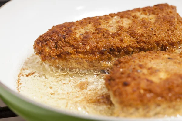 Faire frire un cordon bleu — Photo