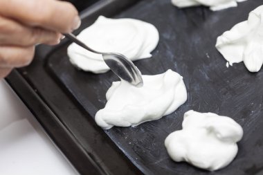 Meringues - fırın tepsisine özen 