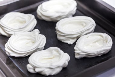 Sac pişirme üzerinde ham meringues 