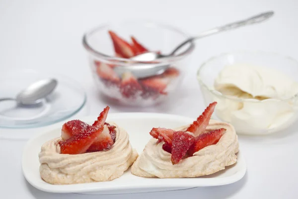 Herstellung von Baiser mit Erdbeeren und Sahne — Stockfoto