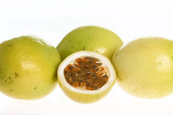 Tropikal meyve - Passion fruit (Passiflora mantarı) — Stok fotoğraf