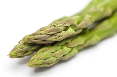 Beyaz arkaplanda yeşil kuşkonmaz