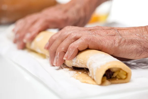 Oprollen van de strudel — Stockfoto