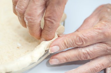 Cam pişirme çanağı quiche lorraine hamur kenarına dekorasyon