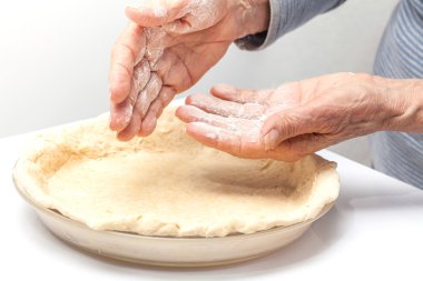 Cam fırın kabına quiche Lorraine hamur şekil veren