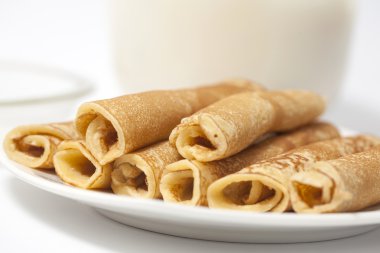 Beyaz bir tabak üzerinde rulo krep
