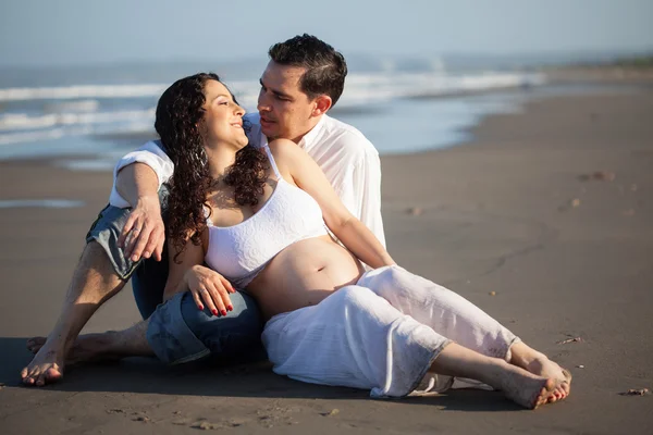 Пара на пляже в ожидании ребенка - 28 недель — стоковое фото