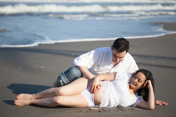 Пара на пляже в ожидании ребенка - 28 недель — стоковое фото