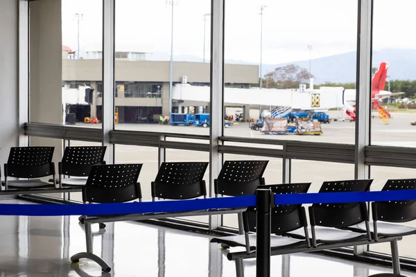 Pusta Poczekalnia Lotnisku Podczas Pandemii Covid Znakami Dystansu Społecznego Krzesłach — Zdjęcie stockowe