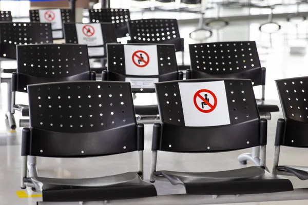 Covid 유행하는 공항에서 대기실 의자에 사회적 표시가 — 스톡 사진