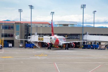PALMIRA, COLOMBIA - ECTOBER, 2020: Avianca Havayolları Alfonso Bonilla Aragon Havalimanı 'nda Kolombiya' nın Cali kenti yakınlarındaki otoparkında