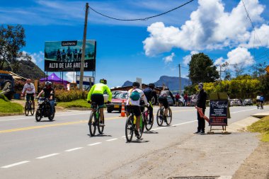 LA CALERA COLOMBIA - Ekim 2020: Kolombiya 'nın Bogota yakınlarındaki dağlarda bisikletçilerin dinlenebileceği ünlü Alto de las Arepas manzarası