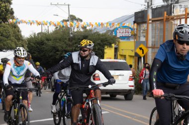 LA CALERA COLOMBIA - 2020 Amatör bisikletçiler grubu Kolombiya dağlarındaki Bogota ve La Calera arasındaki yolda Alto de Patios 'a vardılar.