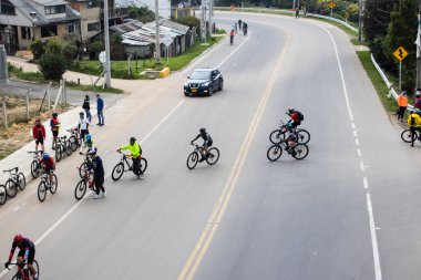 LA CALERA KOLOMBIA - Ekim 2020: Kolombiya 'daki dağlarda Bogota ve La Calera arasındaki yolu geçen bir grup amatör bisikletçi