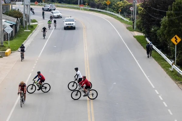 Calera Colombia Октябрь 2020 Группа Велосипедистов Любителей Пересекает Дорогу Между — стоковое фото