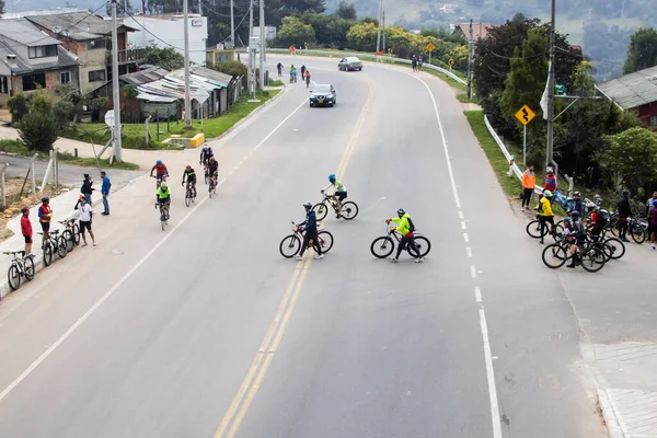 Calera Colombia Octubre 2020 Grupo Ciclistas Aficionados Cruzan Carretera Entre — Foto de Stock