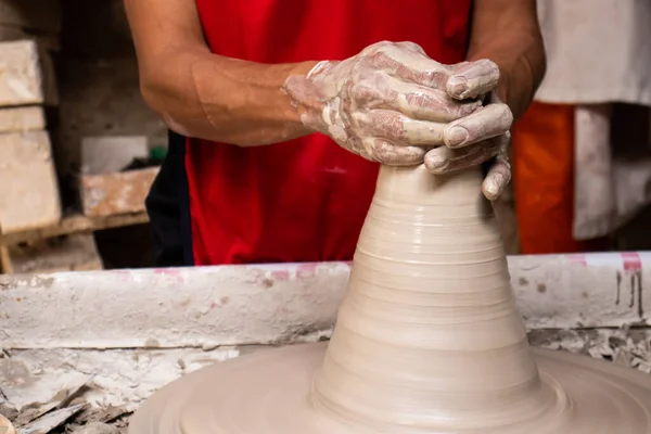 Мужчина Делает Керамические Изделия Гончарных Колесах Традиционной Фабрике Городе Ракира — стоковое фото