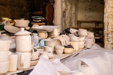 Kolombiya 'nın güzel küçük Raquira şehrindeki geleneksel bir fabrikada seramik.