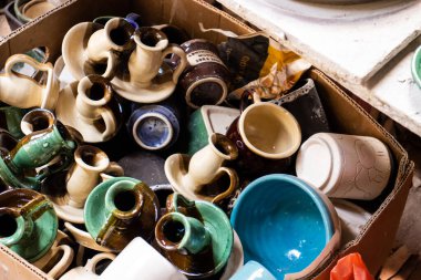 Kolombiya 'nın güzel küçük Raquira şehrindeki geleneksel bir fabrikada seramik.