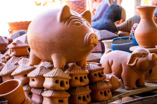 Sparschweine Aus Ton Einer Traditionellen Keramikfabrik Der Schönen Kleinstadt Raquira Stockfoto