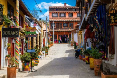 RAQUIRA, COLOMBİA - Şubat 2021. Raquira kasabasının güzel caddeleri ve evleri. Saksılar şehri, Kolombiya