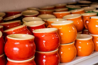 Kolombiya 'nın küçük Raquira kasabasının güzel geleneksel el sanatları. Saksılar Şehri.