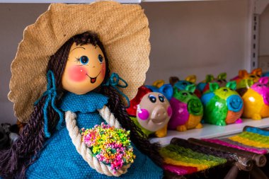 RAQUIRA, COLOMBİA - Şubat 2021. Küçük Raquira kasabasında el yapımı güzel oyuncak bebekler. Saksılar şehri, Kolombiya.